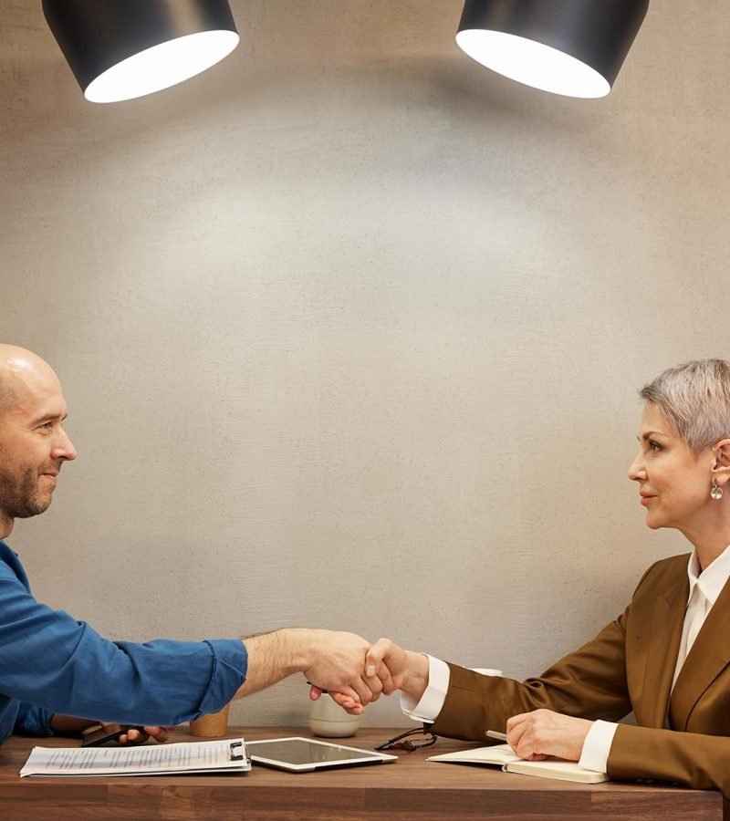 businesswoman meeting client in cafe 43hzufn.jpg